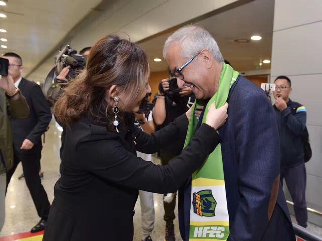 孙氏撅着身子，一双手正跟那掩没在灌木和杂草丛中的双脚处一阵拉扯